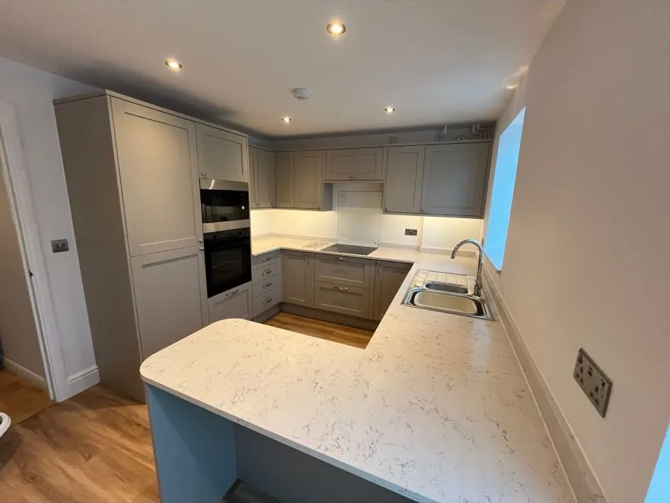 Grey shaker u shaped kitchen – kitchen fitting by JCK Carpentry & Building, Exeter